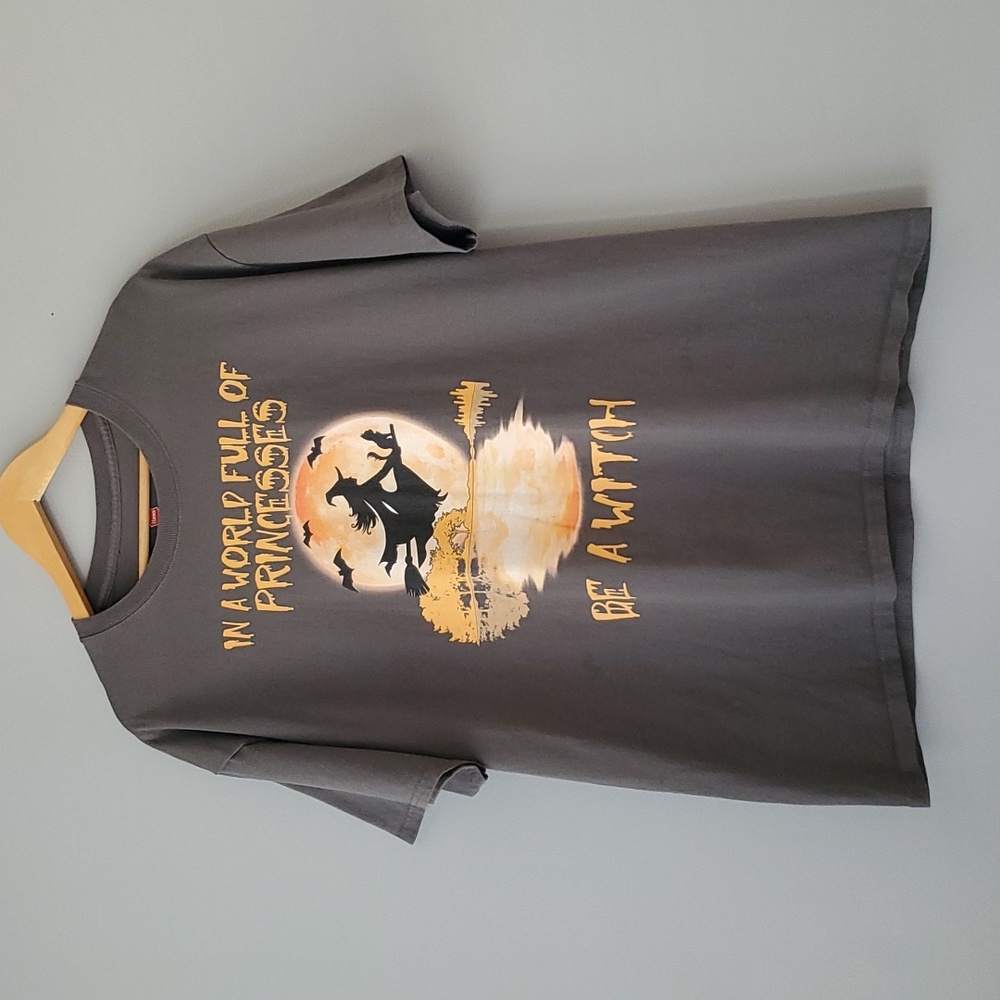Gildan Halloween In A World Full of Princesses Be a Witch Tee Shirt Womens XL